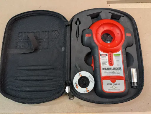 [0685] 0685 - Niveau Laser + Stud Finder 